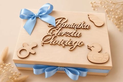 Beige celebration box with blue ribbons and gold Polish text reading Pamiątka Chrzcin Pamiątko with decorative dried flowers